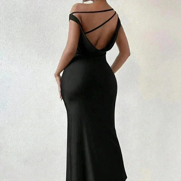 Black Sexy Women's Solid Asymmetrical Neck Open Back Dress - Picture 3 of 5